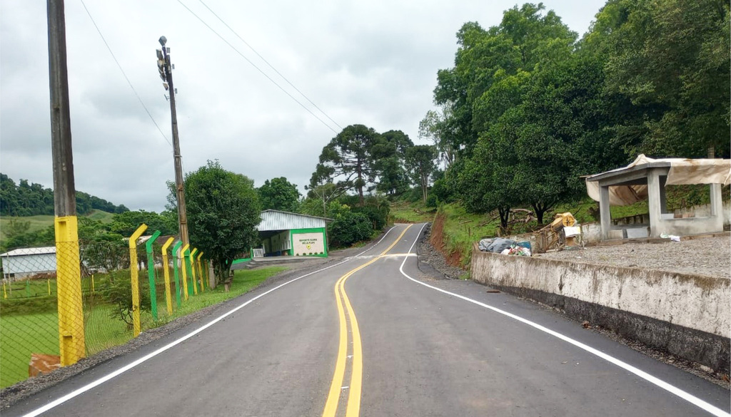 FINALIZADA OBRA DE ASFALTO NA ESTRADA DE ACESSO A LINHA SANTA BÁRBARA