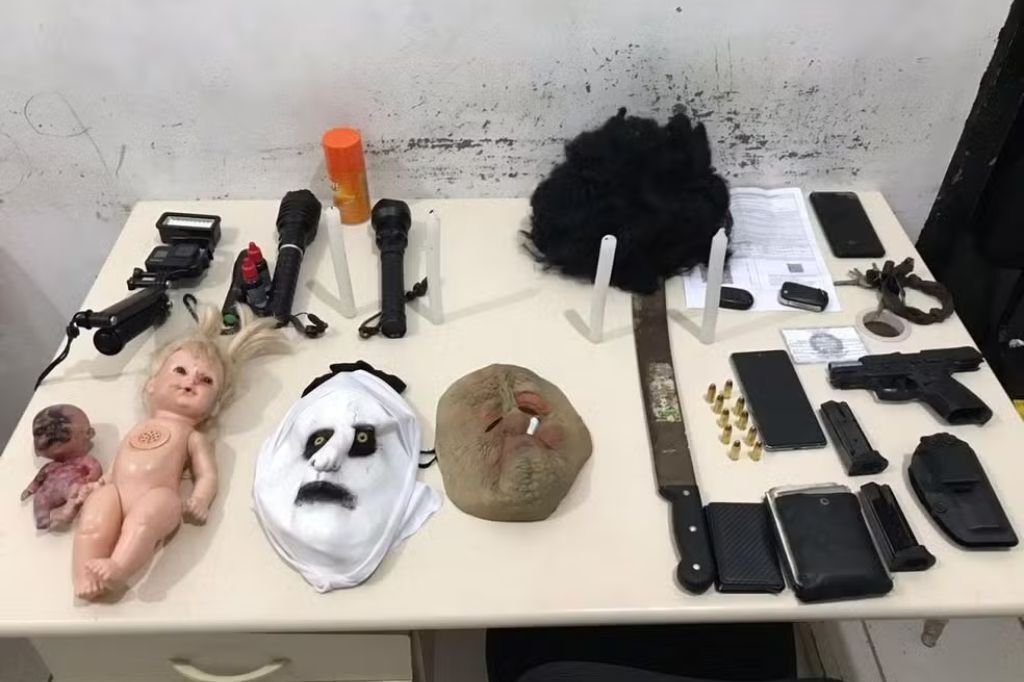  - Máscaras, arma e outros objetos encontrados com dupla que alegou estar gravando vídeo de terror em Joinville — Foto: Polícia Militar/Divulgação