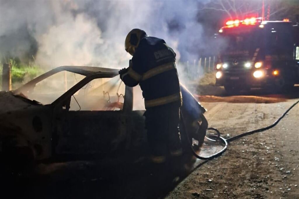 Veículo incendiado é encontrado abandonado no interior de cidade da região