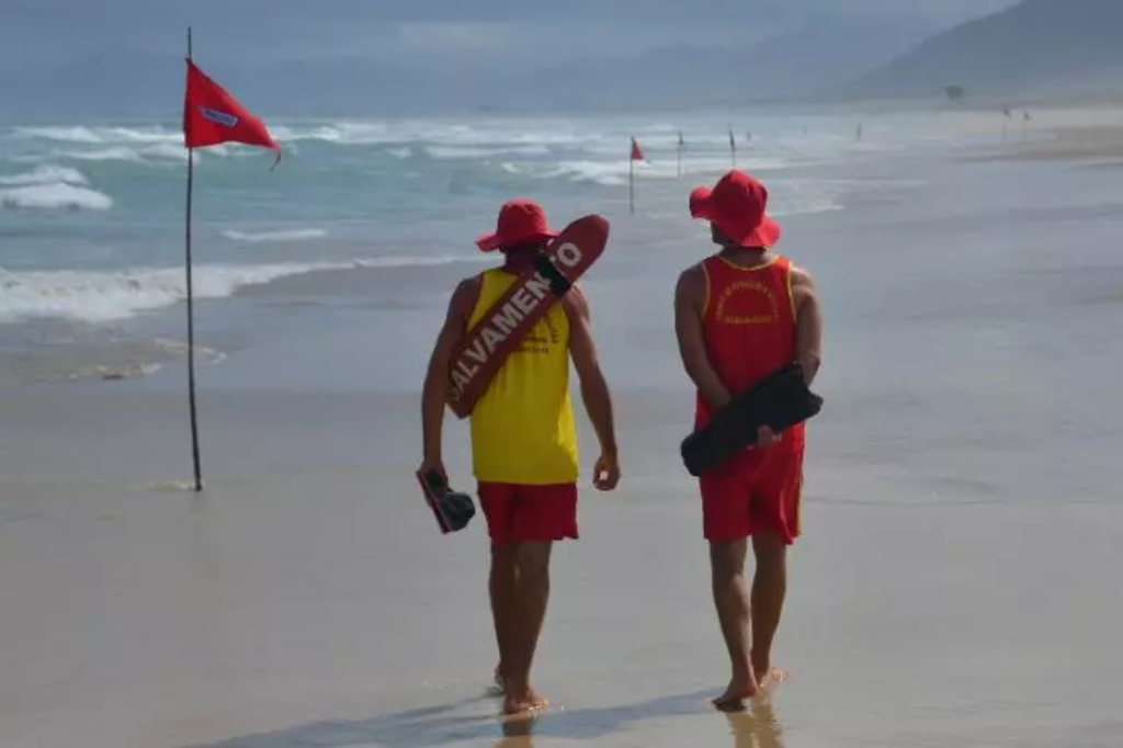  - Análise de balneabilidade das praias de Santa Catarina começa pelos bombeiros – Foto: CBMSC/Divulgação