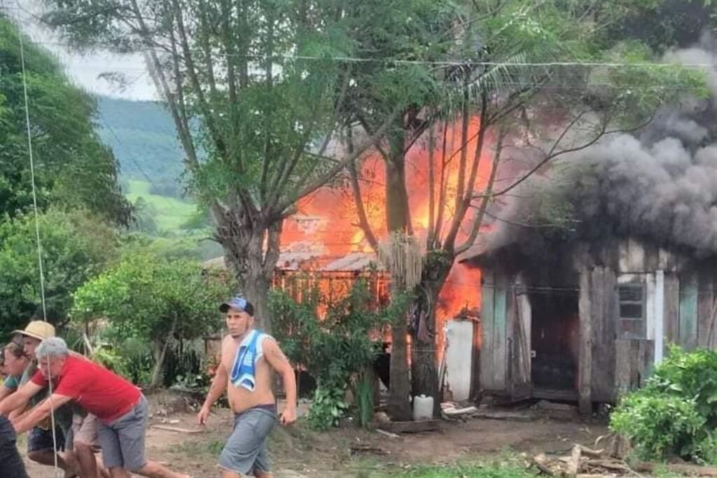 título imagem Adolescente fica ferida após residências pegarem fogo na região