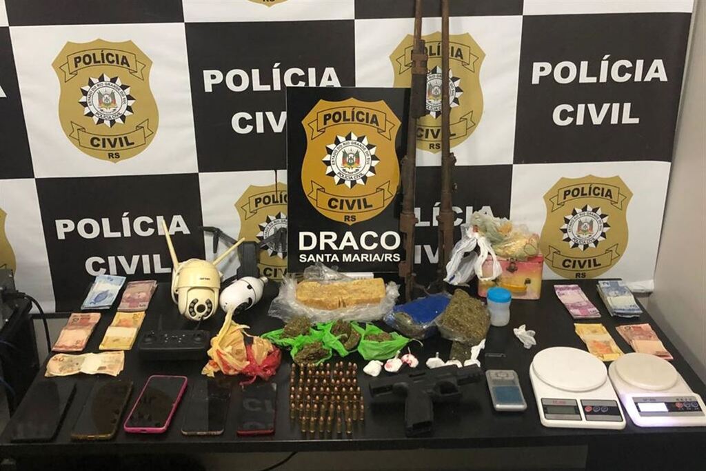 título imagem Criminosos são presos com grande quantidade de drogas, arma, munições e dinheiro em Santa Maria