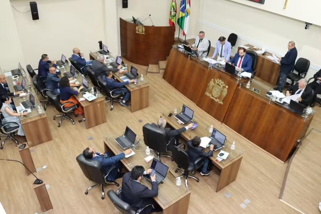 Vereadores de Florianópolis aprovam aumento de 48% nos salários; veja como cada parlamentar votou