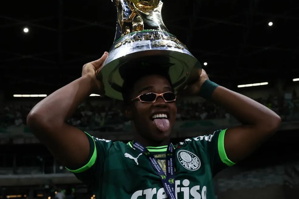  - Endrick com a taça de campeão brasileiro de 2023 — Foto: Cesar Greco / Ag Palmeiras