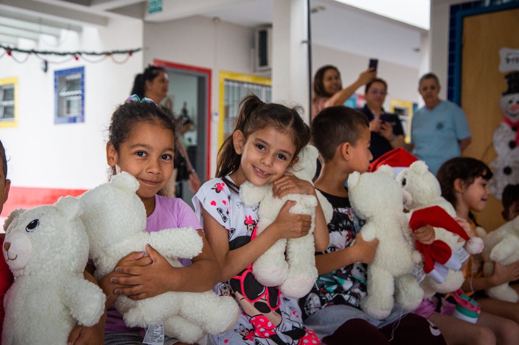 Em ação social de Natal, 100 crianças de creche da Vila Brenner recebem ursinhos