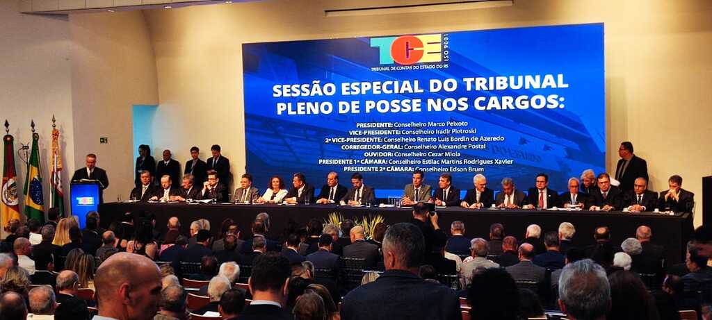 Nova administração do TCE/RS assume durante sessão plenária