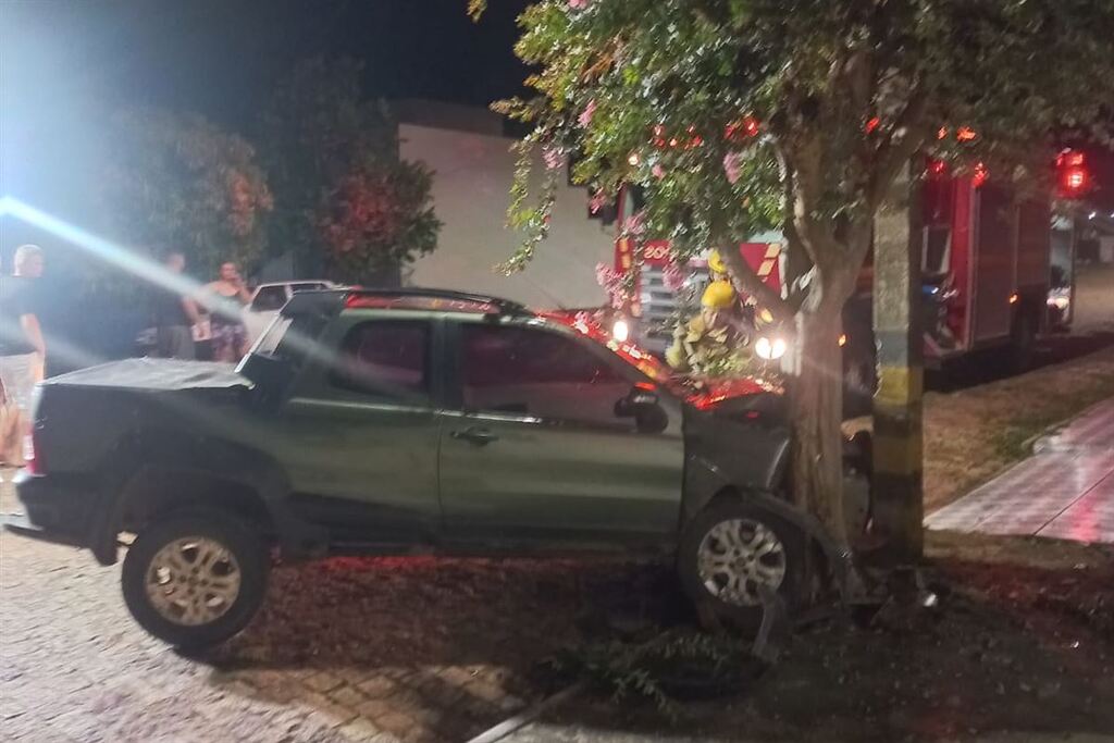 Motorista abandona veículo após colidir em poste e árvore na região