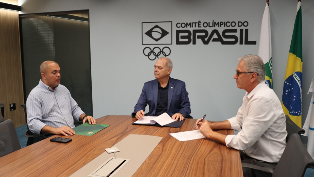 ASCOM / GOVERNO SC - Rogério Sampaio (esquerda), diretor executivo do COB; Paulo Wanderley Teixeira (centro), Presidente da Comitê Olímpico Brasileiro; e Paulão (direita), Presidente da Fesporte