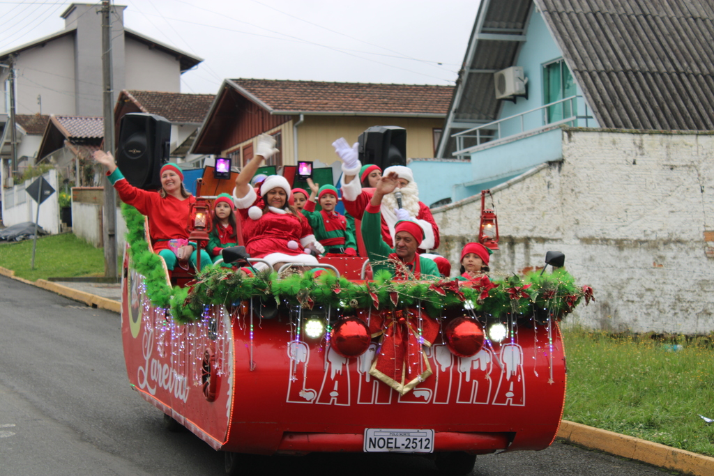 Papai Noel encanta crianças no bairro Santa Catarina