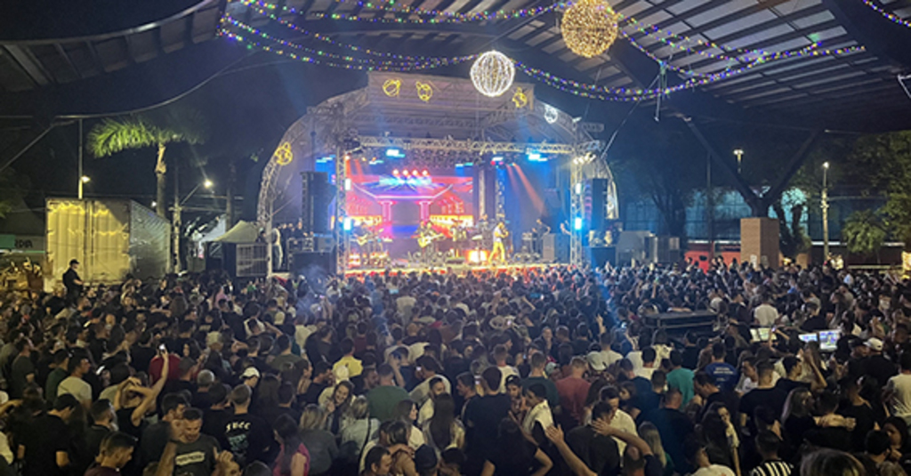  - Apresentação de Israel e Rodolffo lotou a praça central na noite de domingo