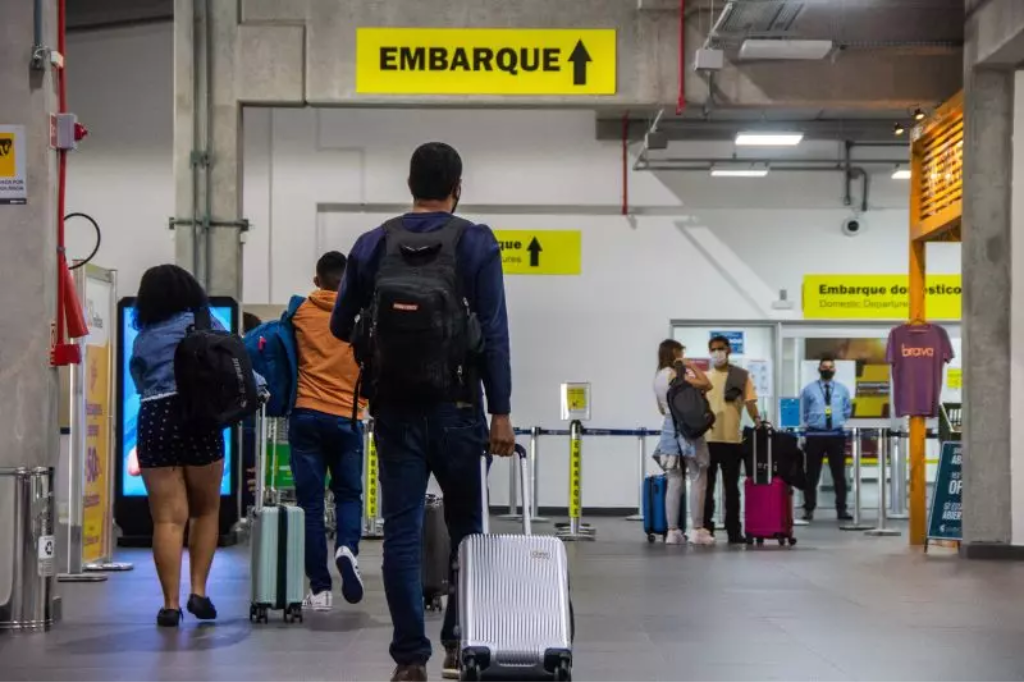  - Homem já estava embarcado em avião quando fez ameaça aos demais passageiros – Foto: Arquivo/Bruno Golembiewski