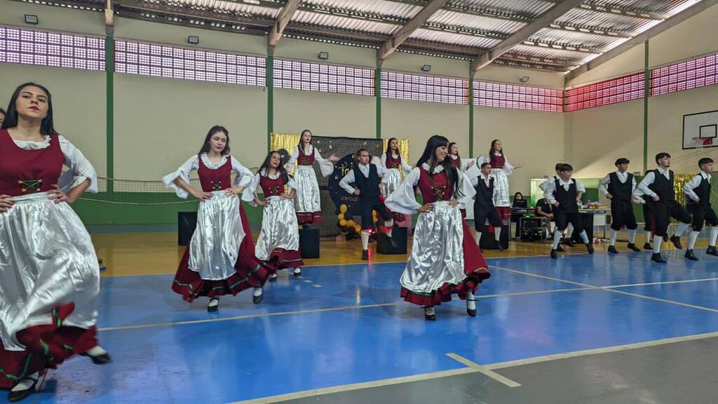 Grupo de danças se apresentou no Show de Talentos da Escola São Cristóvão em Capinzal