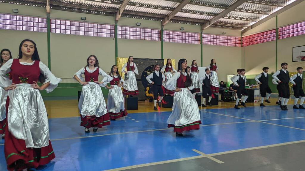 Grupo de danças se apresentou no Show de Talentos da Escola São Cristóvão em Capinzal