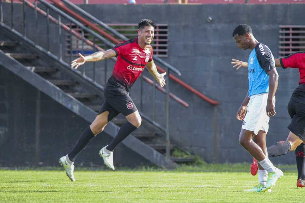 Foto: Italo Santos - Especial - Atacante entrou no intervalo e deixou tudo igual na reta final da partida