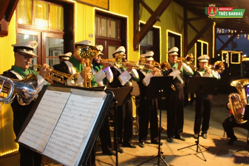 MAIS DE 4 MIL PESSOAS ACOMPANHAM A FESTIVIDADE DO NATAL LUZ NO CENTRO DE TRÊS BARRAS; QUASE 2,1 MIL CRIANÇAS FORAM PRESENTEADAS