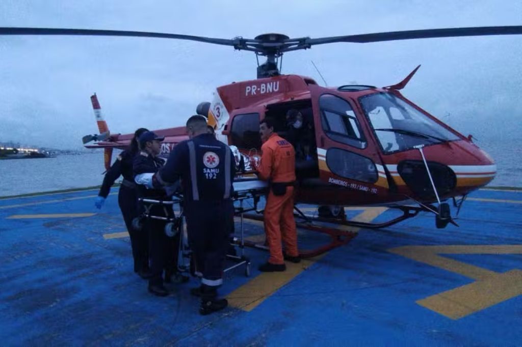  - Passageiro tem mal súbito e avião faz pouso de emergência para atendimento em Florianópolis — Foto: CBMSC/Divulgação