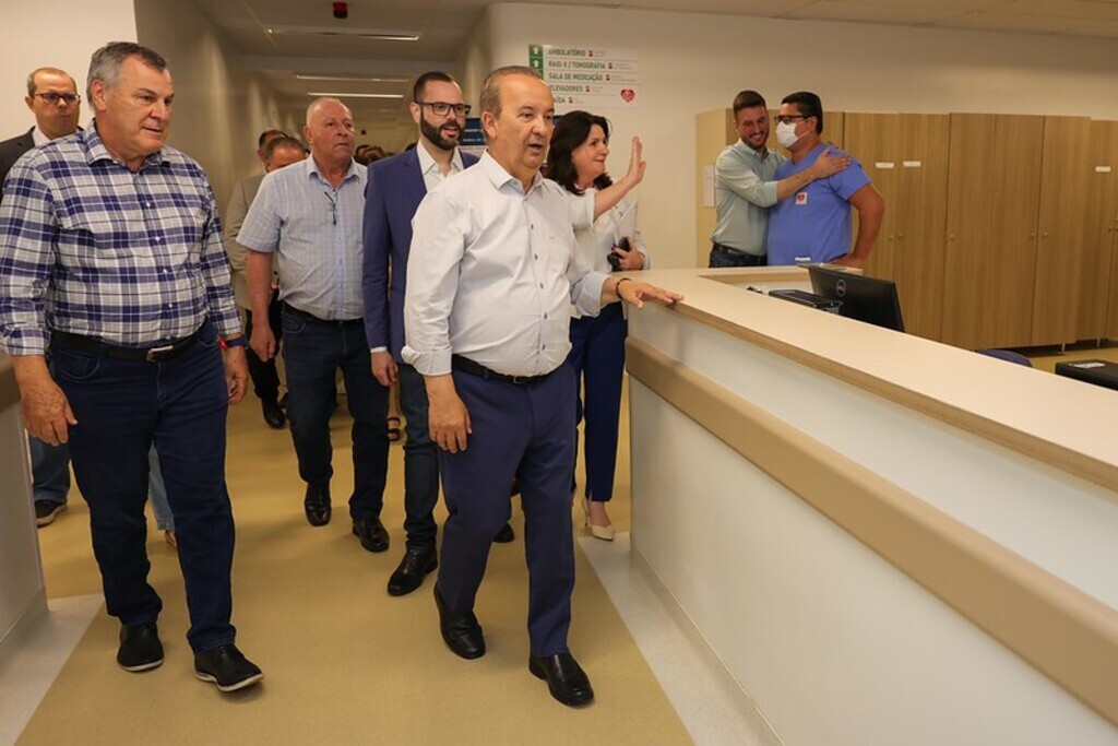 Governador entrega aparelho de ressonância magnética ao Hospital Regional do Alto Vale
