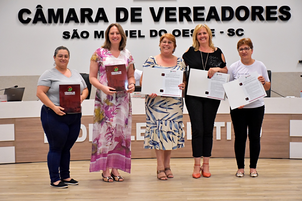 Conselho Municipal dos Direitos da Mulher é homenageado