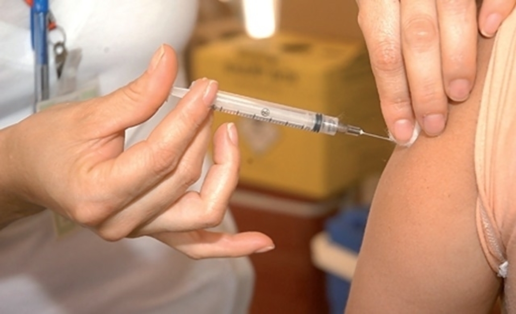 Rede municipal aplica dose de reforço da vacina Covid-19