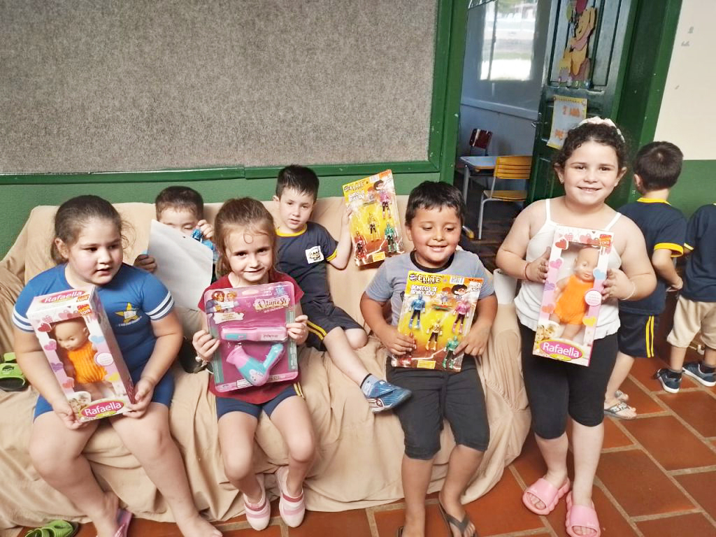 SICOOB distribuiu brinquedos aos alunos da Escola Municipal do Distrito de Santa Lúcia