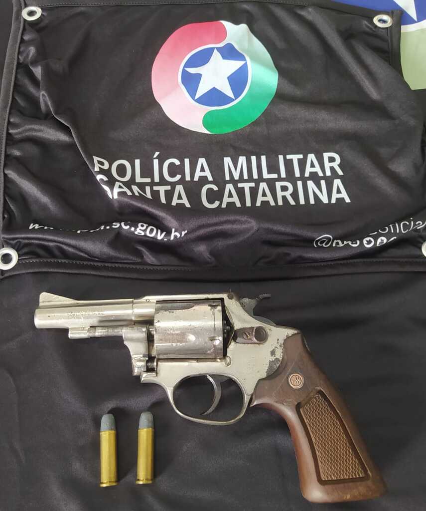 Homem é preso pela Polícia Militar por porte ilegal de arma de fogo