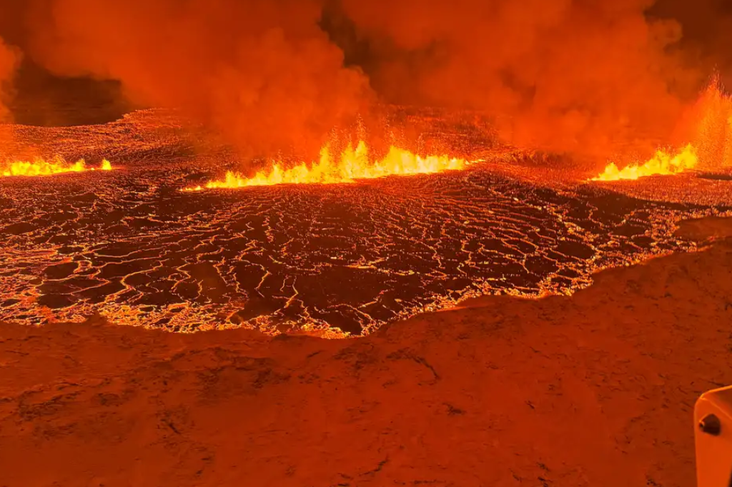 Vulcão na Islândia entra em erupção após semanas de atividade sísmica