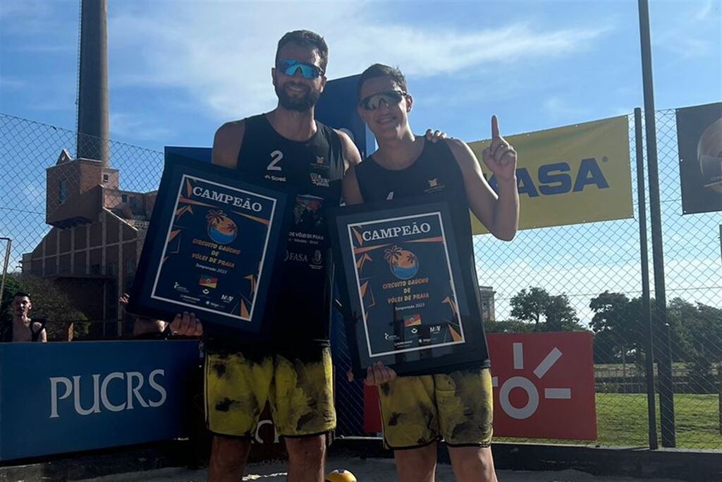 Foto: Arquivo pessoal - Pedro (esq.) e Eduardo (dir.) conquistaram o título geral do Circuito Gaúcho de vôlei de praia