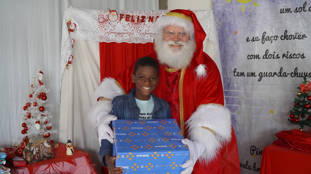 Campanha Amigo Secreto de Natal: Papai Noel leva os presentes pedidos pelas crianças da ONG Nossa Vida, Sua Vida