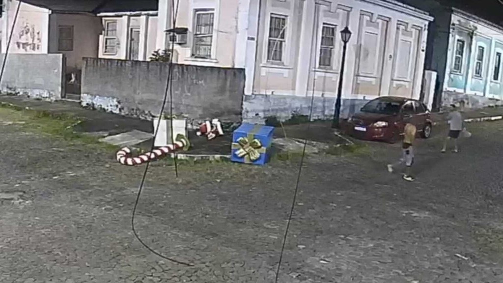 título imagem VÍDEO: em duas semanas, pelo menos três decorações de Natal do Centro são alvos de vandalismo em Santa Maria