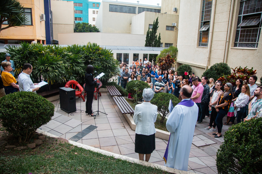 Foto: Nathália Schneider (Diário) - Celebração reuniu comunida acadêmica no pátio do Conjunto 1 da UFN