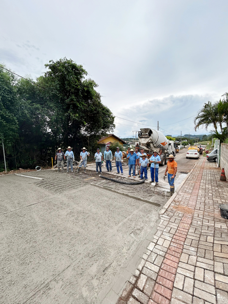 PREFEITURA MUNICIPAL DE PIRATUBA JUNTAMENTE COM A SECRETARIA DA CIDADE E DESENVOLVIMENTO ECONÔMICO, REALIZA RECUPERAÇÃO DA RUA DEPUTADO LEOBERTO LEAL EM CONCRETO ARMADO