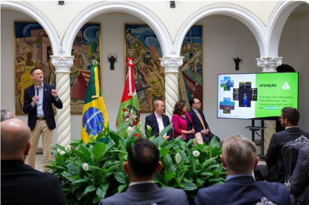 Roberto Zacarias/Secom - Cleverson Siewert explicando a natureza do programa em setembro, aprovado neste fim de dezembro.