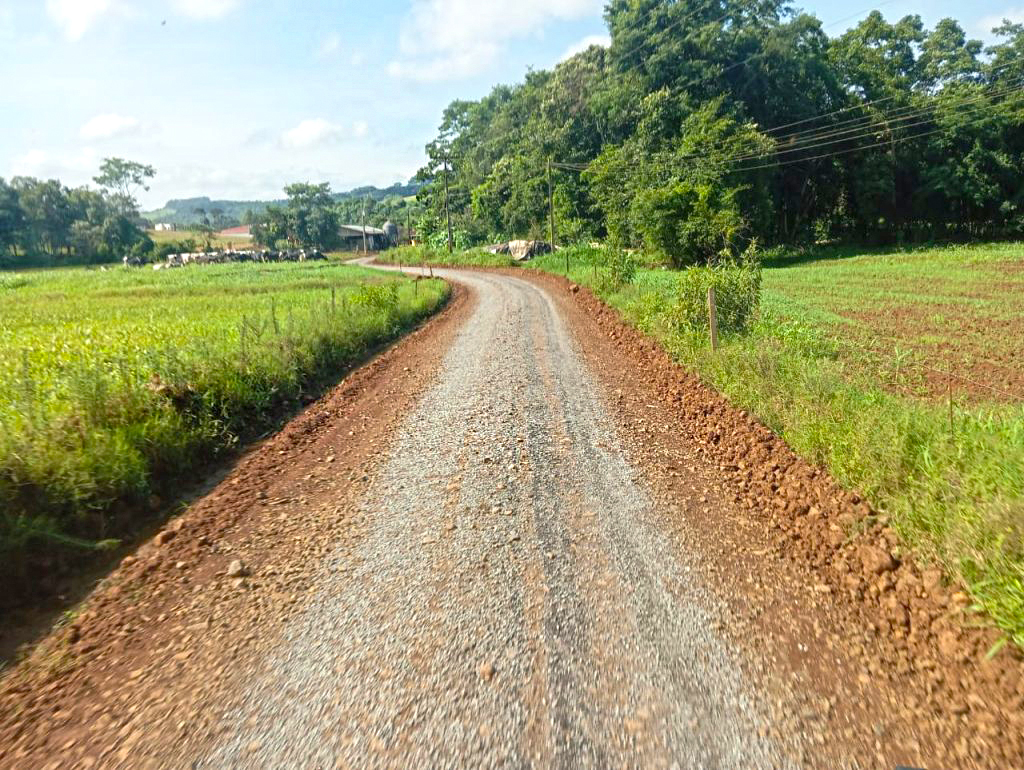 Secretaria de Transportes e Obras retoma a britagem nas estradas do interior de Ouro