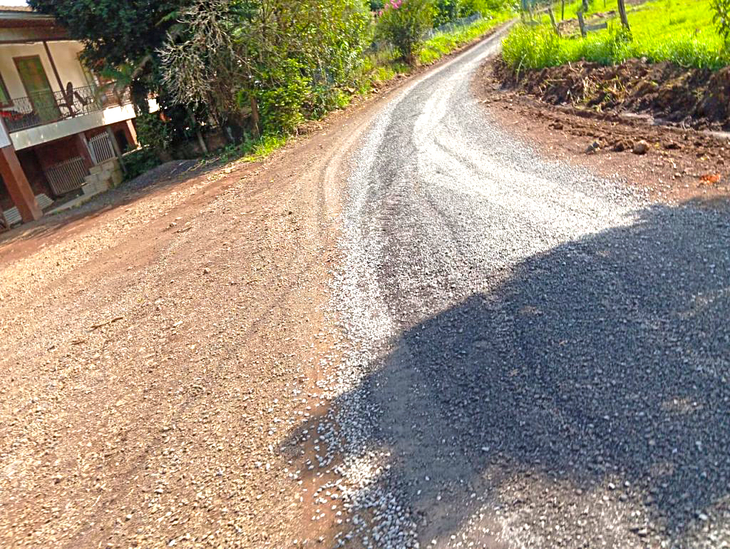 Secretaria de Transportes e Obras retoma a britagem nas estradas do interior de Ouro