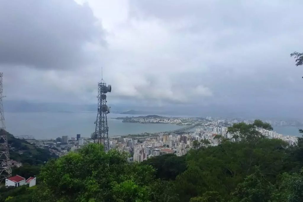  - O tempo firme e variação de nuvens nesta manhã de quinta-feira antecedem a possibilidade de ocorrência de temporais isolados em todas as regiões de Santa Catarina. – Foto: Luiz Fernando Dresch