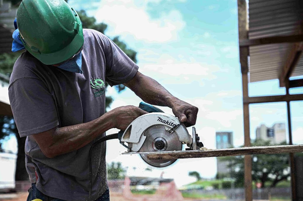 Atividade e emprego na indústria da construção seguem em queda no mês de novembro