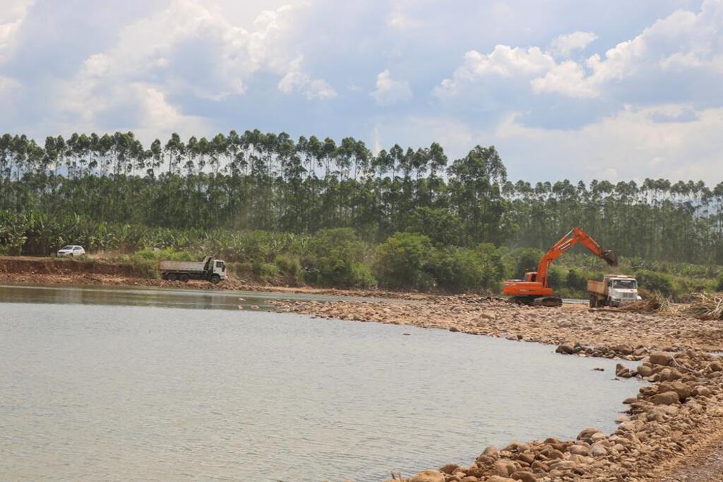 OBRAS DE ENROCAMENTO E CONTENÇÃO DO TRECHO DO RIO CANOAS EM POÇO NEGRO SÃO CONCLUÍDAS EM SÃO JOÃO DO SUL