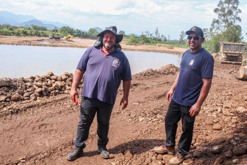 OBRAS DE ENROCAMENTO E CONTENÇÃO DO TRECHO DO RIO CANOAS EM POÇO NEGRO SÃO CONCLUÍDAS EM SÃO JOÃO DO SUL