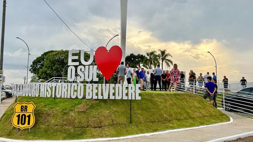 INAUGURADA A REVITALIZAÇÃO DA PRAÇA BELVEDERE EM TORRES