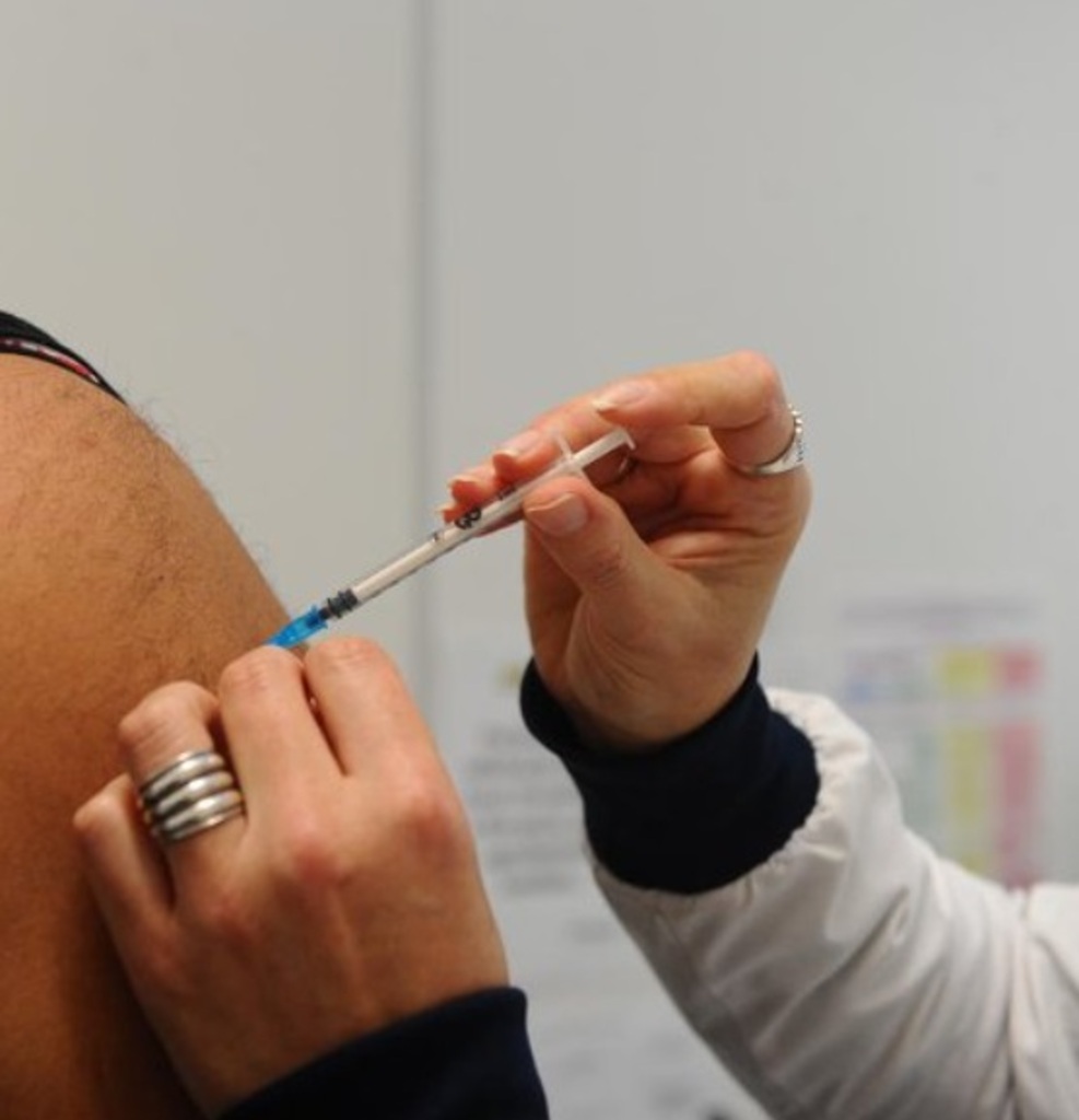 Vacinação contra covid-19 fora do grupo prioritário termina neste mês