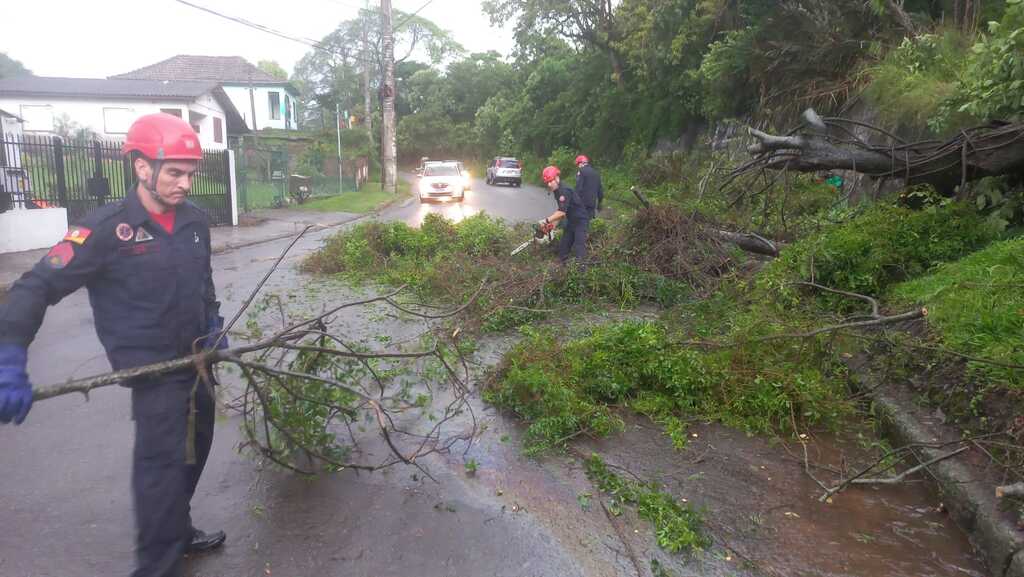 título imagem Moradores do Centro e de outras regiões estão sem luz em Santa Maria mais de 15 horas após temporal