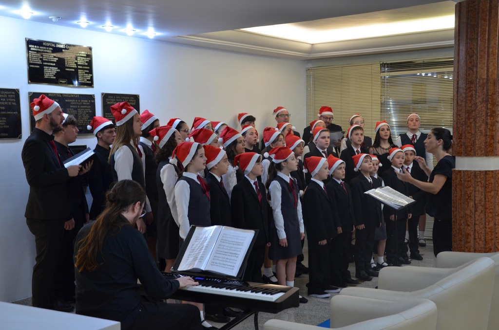 A magia do cuidado por meio da música – Coral Arautos do Grande Rei apresenta canções no Hospital Unimed Chapecó