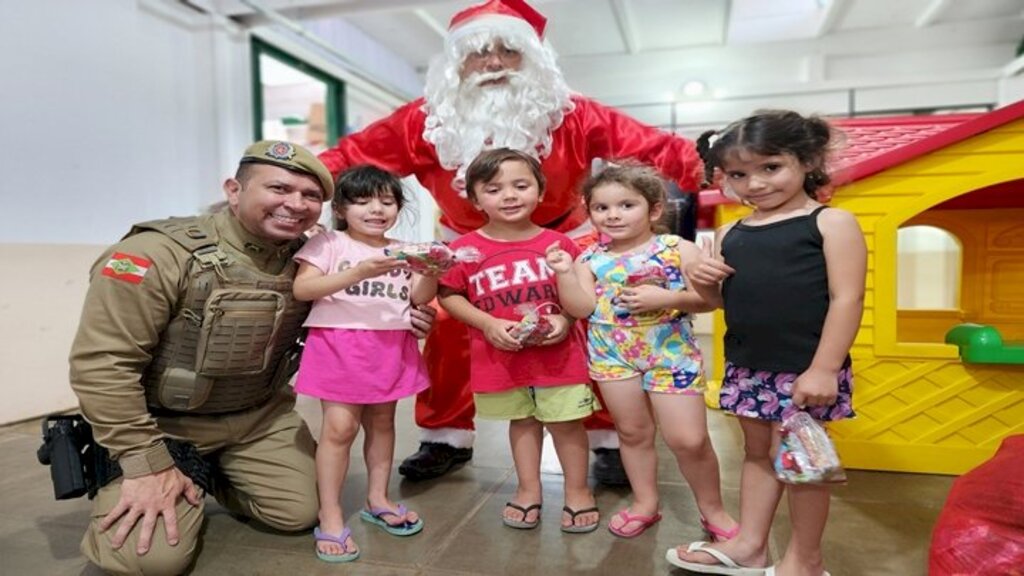 PM realiza ação natalina em Lages e Bocaina do Sul