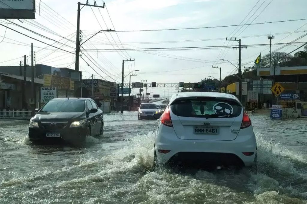  - Maré alta quando atingiu região Sul de Florianópolis – Foto: João Cavallazi/Divulgação