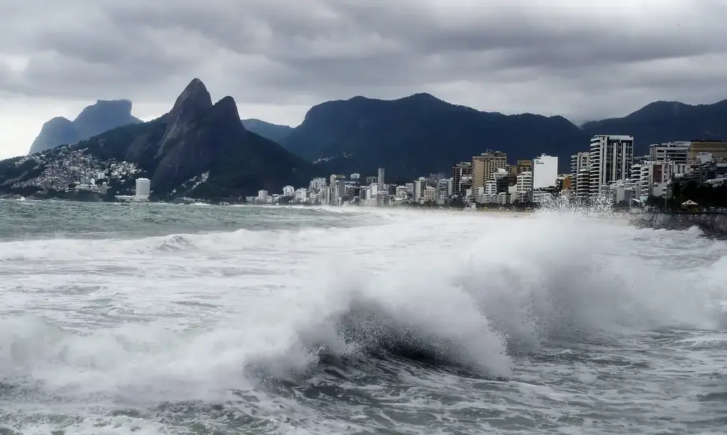 Ciclone extratropical gera agitação marítima e alerta para riscos no litoral catarinense