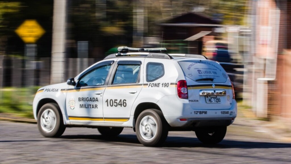 Encapuzados invadem casa e tentam matar homem