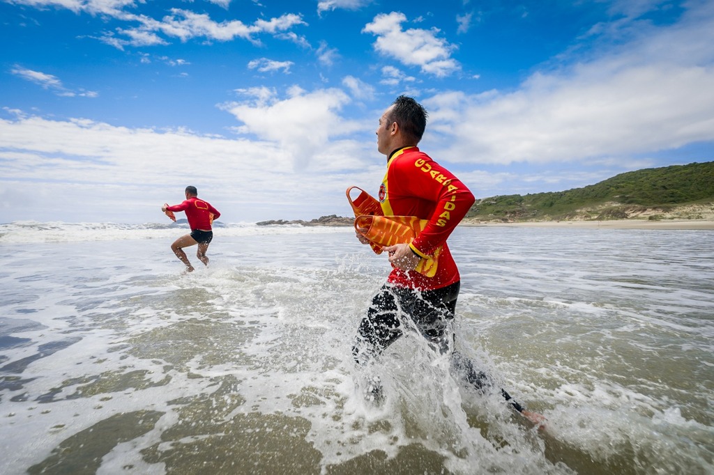 No dia do guarda-vidas, CBMSC reforça a importância da presença nas praias