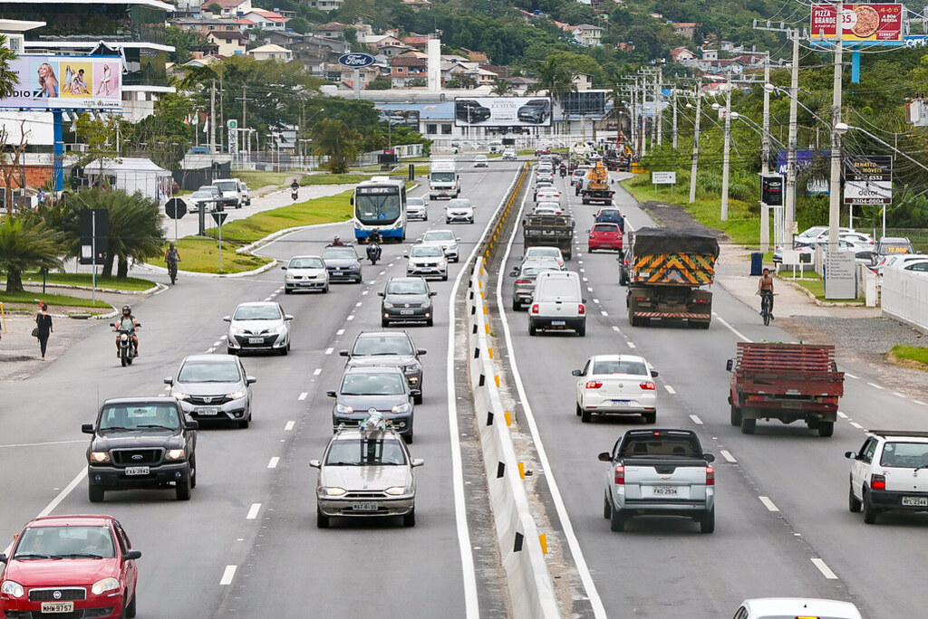 Caminhões acima de 23 toneladas vão ter circulação restringida a partir desta sexta-feira (29)