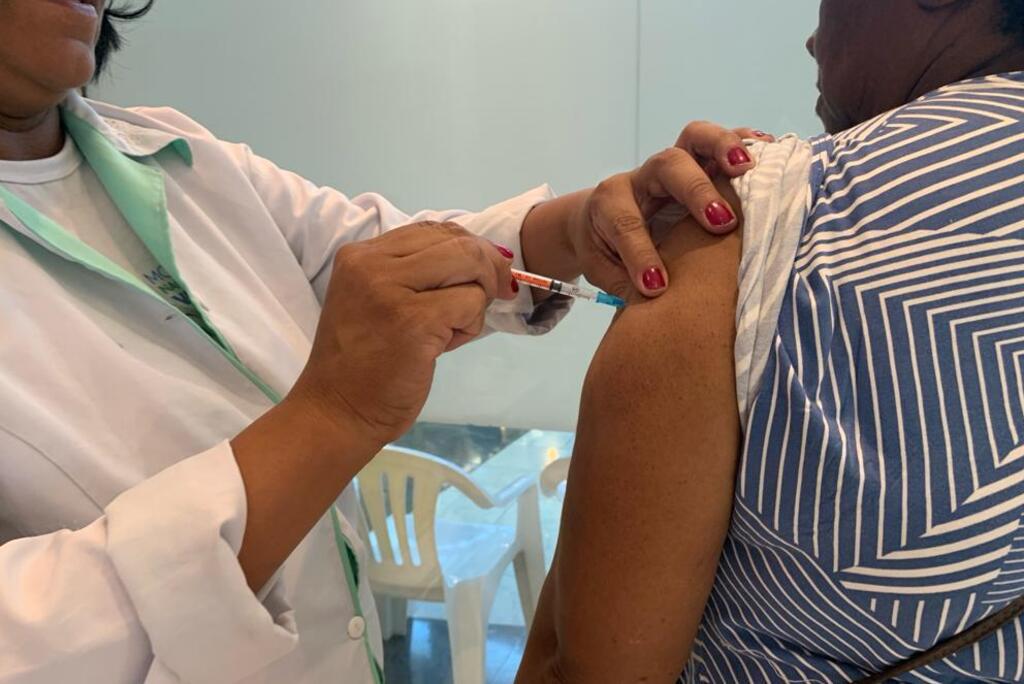 Vacinação com doses bivalentes contra a Covid-19 reúne público em shopping de Santa Maria