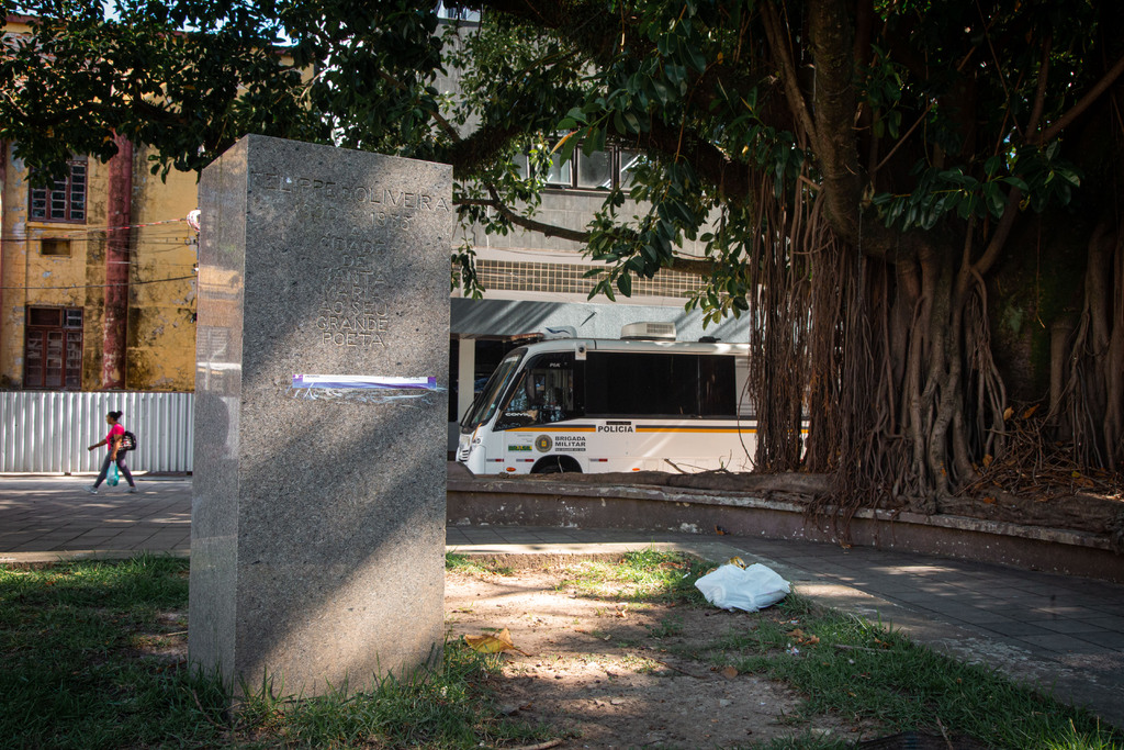 título imagem 2023 termina sem notícia do paradeiro dos bustos furtados na Praça Saldanha Marinho e sem plano para reposição das obras